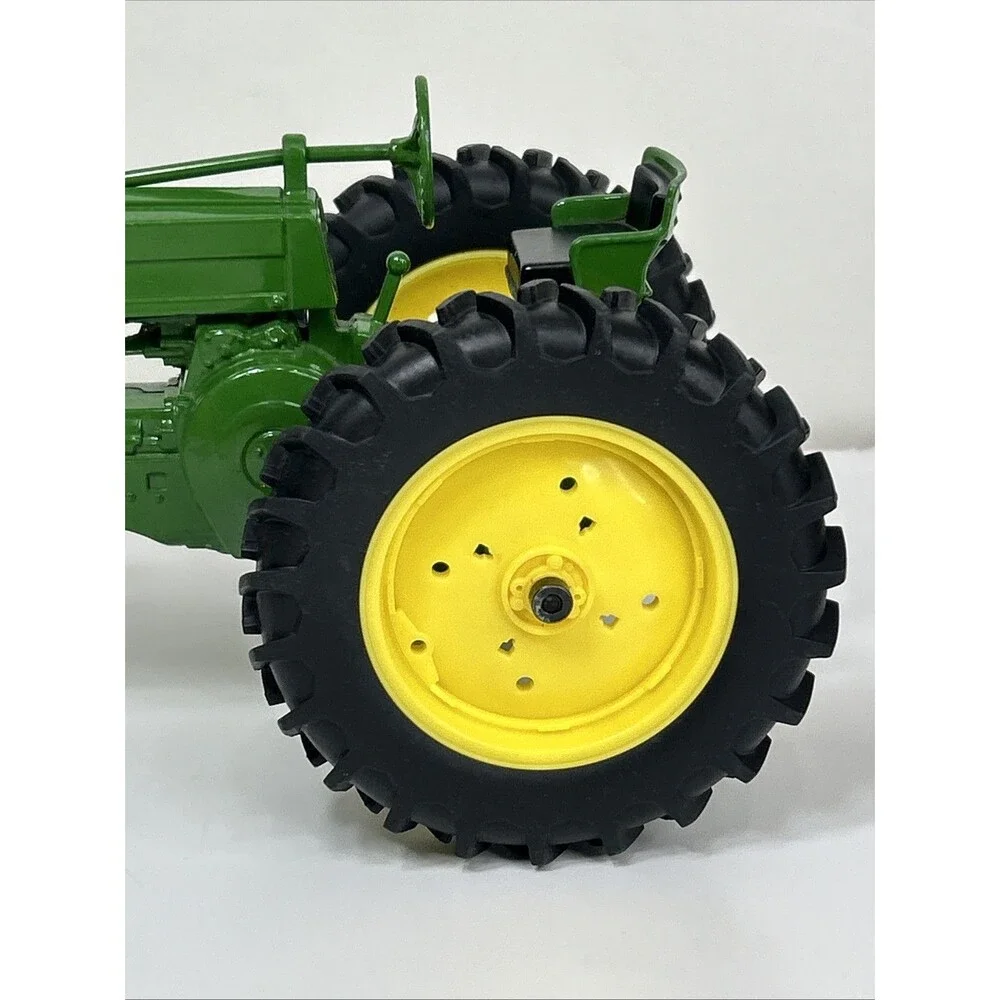 ERTL John Deere Model 60 Tractor 1/16 Die Cast Farm Toy #15189 Green